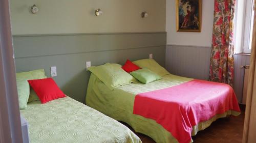 ein Schlafzimmer mit 2 Betten und einem Fenster und Avertisation in der Unterkunft Aux rives du lac in Villefranche-de-Panat