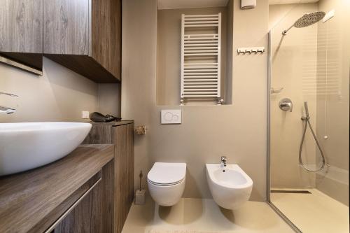 a bathroom with a sink and a toilet and a shower at Genziana 2 - AffittiPontediLegno in Ponte di Legno