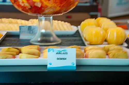 ein Tisch mit Tellern mit geschälten Orangen und anderem Gebäck in der Unterkunft Flat no Marulhos Suites Resort - unidade C104 Térreo in Porto De Galinhas