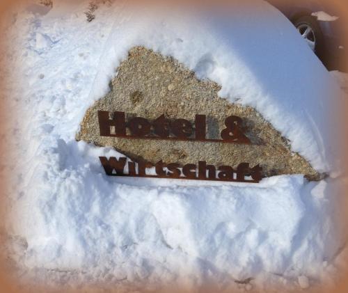 a sign in the snow that says hotel and wildlife at Antjes Schmankerlhotel und Restaurant in Tröstau