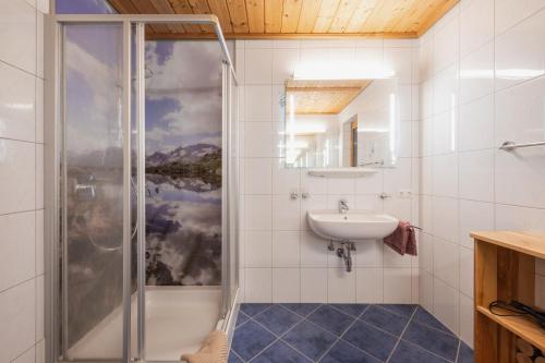 łazienka z prysznicem i umywalką w obiekcie Stubaier Gletscher XL Apartments Residenz Haus Alpenkönig Ferienwohnungen im alpinen Charme Stubai super Card Inklusive w Neustift im Stubaital
