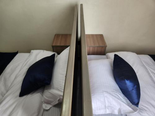 Ein Bett oder Betten in einem Zimmer der Unterkunft EQUATOR SUITES APARTMENT Kampala - IVORY MALL Bunga- Gaba Road