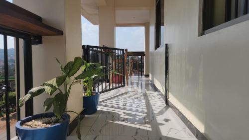 Ein Balkon oder eine Terrasse in der Unterkunft EQUATOR SUITES APARTMENT Kampala - IVORY MALL Bunga- Gaba Road