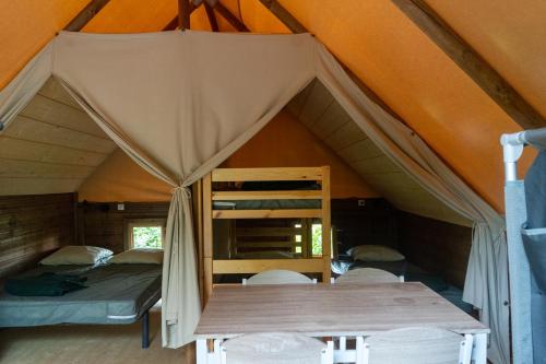- une chambre avec 2 lits superposés dans une tente dans l'établissement Camping Onlycamp Sous les Pommiers, à Trévières