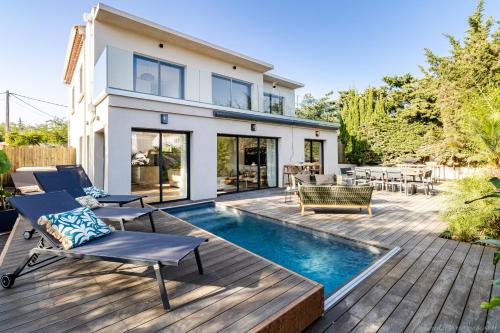 Imagen de la galería de Villa Feliz, vue mer, piscine, jacuzzi, en La Ciotat