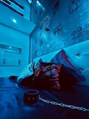 - une chambre avec un lit avec une chaîne dans l'établissement Maison de Monplaisir Love Room - Lyon, à Villeurbanne