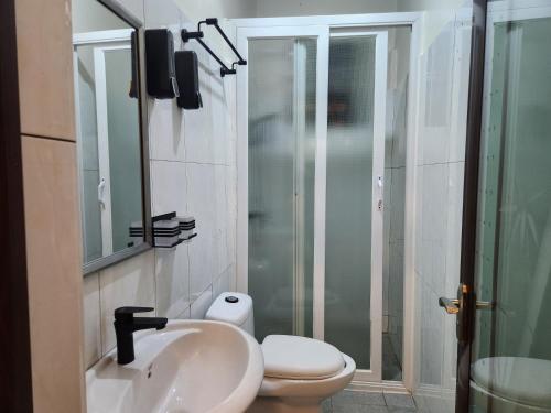 Ein Badezimmer in der Unterkunft EQUATOR SUITES -KAMPALA -Ivory Mall -Bunga Gaba Road