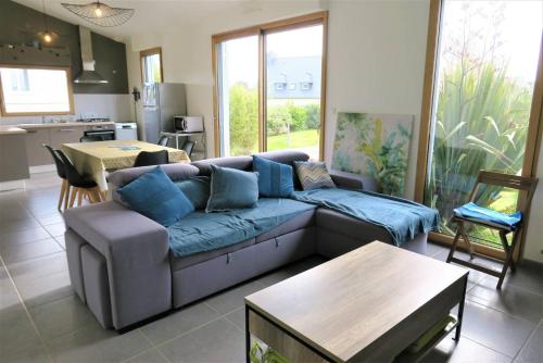 un salon avec un canapé et une table dans l'établissement Maison avec WIFI, jardin et terrasse exposés Sud à TREGASTEL - Réf 67, à Trégastel