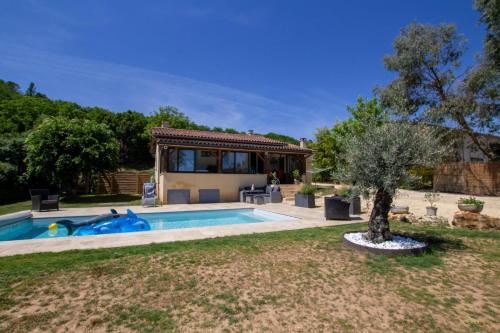 une piscine dans une cour avec une maison dans l'établissement Saint martin, à Limeuil