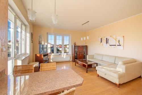 グジボボにあるApartament Casa Sol by HolidaySunのソファとテーブルのあるリビングルーム