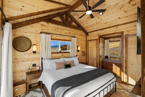 Ένα ή περισσότερα κρεβάτια σε δωμάτιο στο Little Lodge at Emigrant Peak