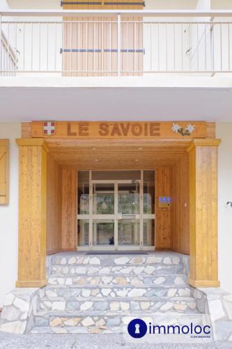 un bâtiment avec un panneau indiquant qu'il saoxide dans l'établissement Apartment in Auron 100 meters from the slopes, à Auron