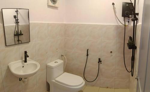 パンタイチェナンにあるWhite Village Pool Chaletのトイレと洗面台付きのバスルーム