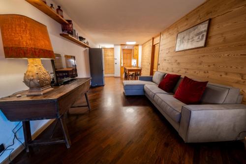a living room with a couch and a table at Appartamento Prestige in Sestriere