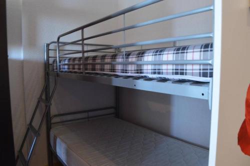 un lit superposé vide dans un dortoir dans l'établissement SP520-G007 Appartement 2 pièces SAINT PIERRE LA MER, à Saint Pierre La Mer