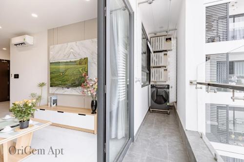 een appartement met een hal met een bureau en een raam bij OriGem - Skyview Căn Hộ 2 PN in Thu Dau Mot