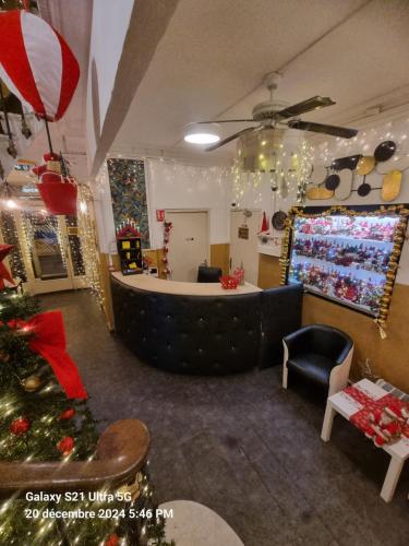 - un salon avec un arbre de Noël dans l'établissement Hôtel des allées, à Marseille