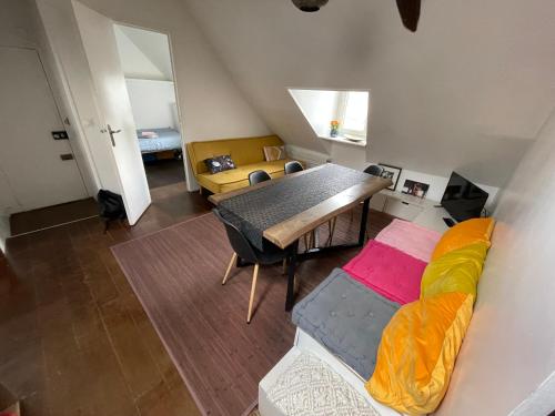 un salon avec une table et un canapé dans l'établissement Appartement Atypique, centre de Paris, à Paris