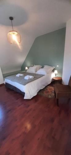 - une chambre avec deux grands lits et une lampe dans l'établissement ESMAEL, à Larmor-Baden