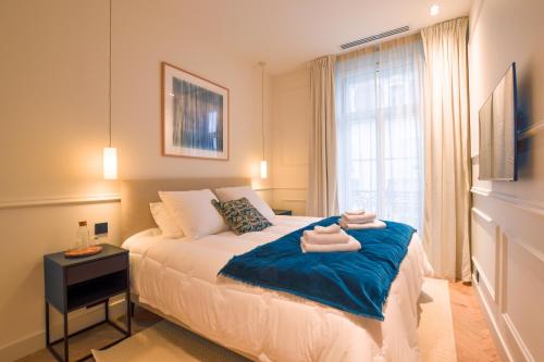 une chambre avec un grand lit avec une fenêtre dans l'établissement Meynadier 12B, à Cannes