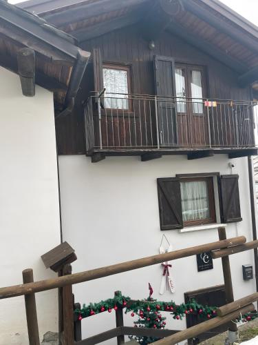 a house with a balcony and christmas decorations at Casa Chamonin Pila in Gressan