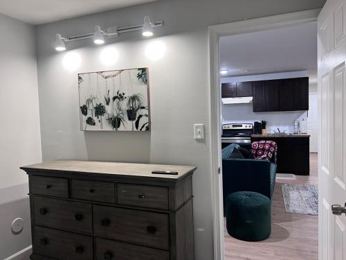 een keuken met een houten dressoir in een kamer bij Exclusive Spacious 2 Kings Bed by EWR NYC in Newark