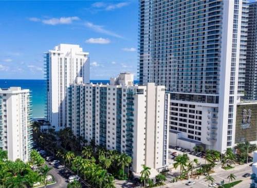 una vista aérea de una ciudad con edificios altos en Oversized 2-Bedroom on the Ocean, en Hollywood
