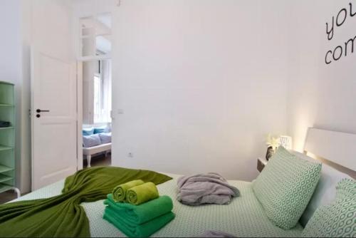 リスボンにあるLisbon Apartment Bairro Alto 2のベッドルーム1室(タオル付)