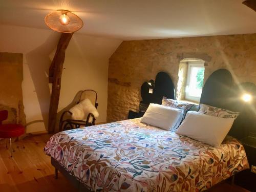 une chambre avec un lit et une fenêtre dans l'établissement Alessentiel - le petit gite, à Granges-dʼAns