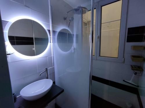une salle de bain avec toilettes, lavabo et miroir dans l'établissement Confortable près des transports, à Paris