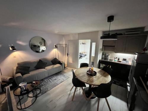 Kuchyň nebo kuchyňský kout v ubytování Vincenzo appart, Studio Confortable à Nendaz, accès Direct au Télécabine de Tracouet et Parking Souterrain Inclus