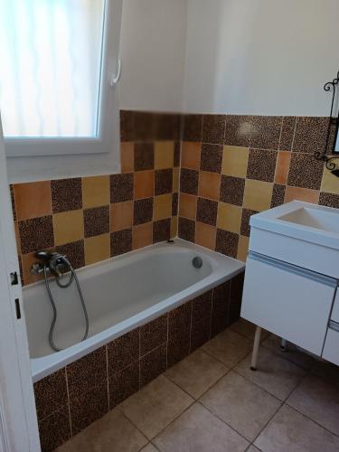 une salle de bain avec une baignoire et un lavabo dans l'établissement Modern villa with pool, à Fréjus