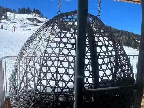 a cage on a ski lift with a snowy mountain at Sonnenalpe Nassfeld Allegra Joy in Sonnenalpe Nassfeld