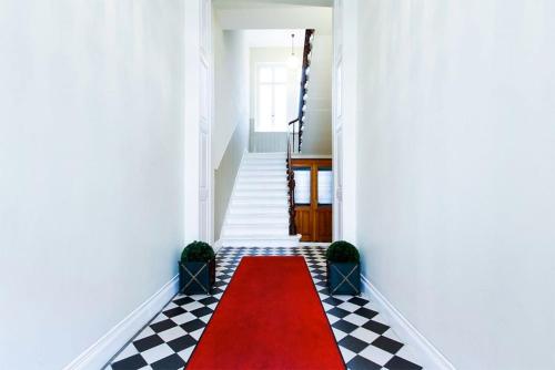 einen roten Teppich im Flur mit rotem Boden in der Unterkunft Deluxe Apartments LWP7 in Baden-Baden