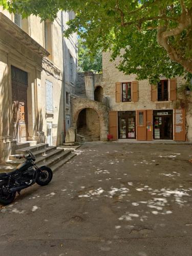 a motorcycle parked on a street next to a building at Studio centre ancien in Forcalquier