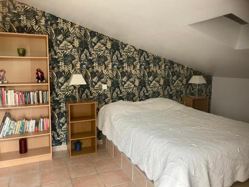 une chambre avec un lit et une étagère dans l'établissement La maison Danna, à Lauris