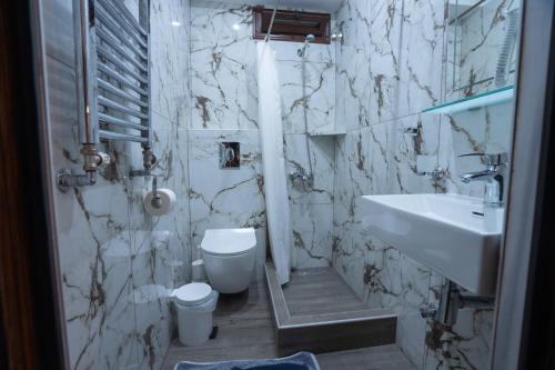 Koupelna v ubytování Kallinikos Guesthouse