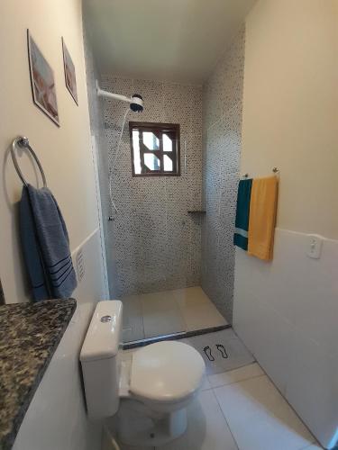 ein kleines Badezimmer mit Toilette und Dusche in der Unterkunft Le Marchand de Sable- Suites e apartamento in Búzios