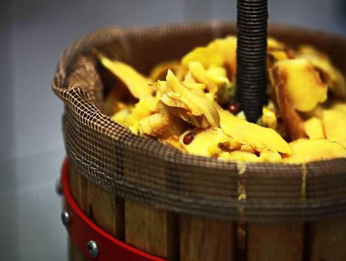 a bowl of food sitting on top of a barrel at Hotel Zur Krone in Ronneburg