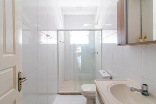 a bathroom with a shower and a toilet and a sink at Casa com piscina e churrasqueira na Praia Seca in Araruama
