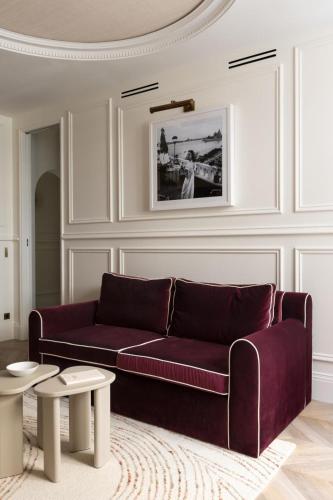 un salon avec un canapé violet et des tables dans l'établissement Sublim apartment with AC next to Arc de Triomphe, à Paris