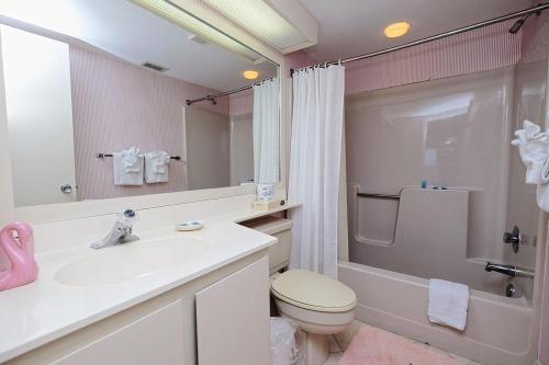 une salle de bain avec un lavabo, des toilettes et une douche dans l'établissement Coastal Oasis Inviting 3BR Condo with Resort Pool, à Pawleys Island