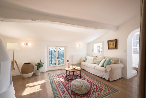 un salon avec un canapé et une table dans l'établissement Les Remparts de Vence, à Saint-Paul-de-Vence
