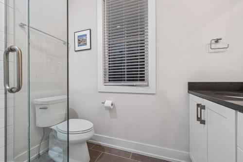 Un baño de The Happy Place