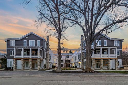 una hilera de casas en un barrio residencial en The Happy Place, en Union Pier