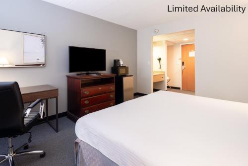 Televisyen dan/atau pusat hiburan di The View Inn & Suites Bethlehem / Allentown / Lehigh Airport