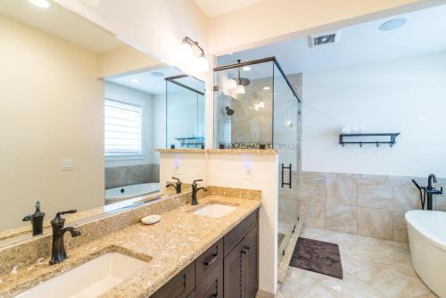 Et badeværelse på Creekfront Home with Pool, Dock and Stunning Views