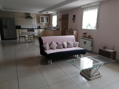 un salon avec un canapé et une table dans l'établissement Gîte nid douillet, à Gerstheim