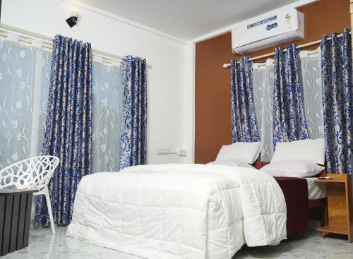 Postel nebo postele na pokoji v ubytování M M Residency