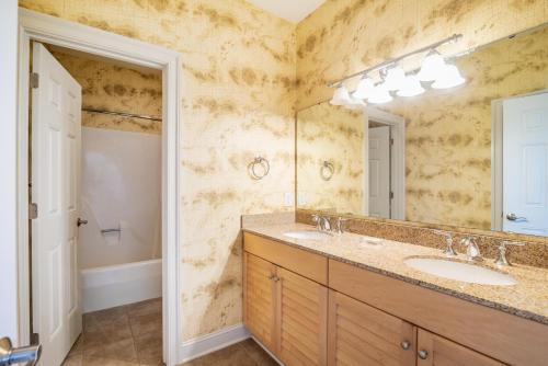 łazienka z dwiema umywalkami i dużym lustrem w obiekcie Luxurious Beachfront Escape with Spectacular Views w mieście Pawleys Island